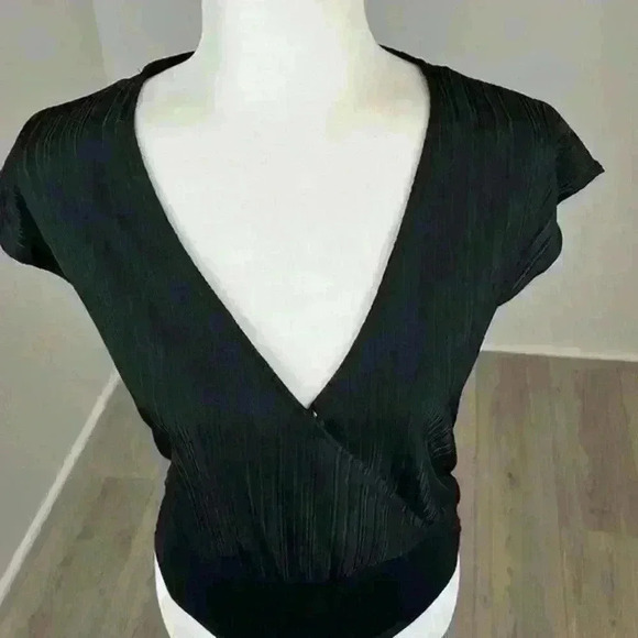 Paper Crane Black Short Sleeve V-Neck Bodysuit Size M - Picture 2 of 12